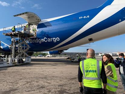 La presidenta de la Comunidad de Madrid, Isabel Díaz Ayuso, ante la llegada este domingo del tercer avión con material sanitario en el aeropuerto de Barajas.