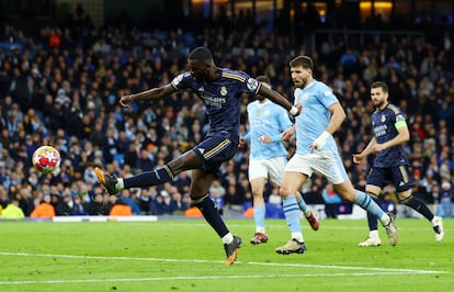 Rudiger remata a puerta durante el partido.