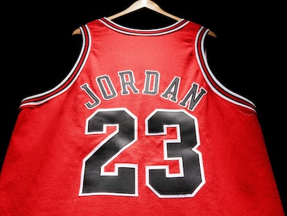 La camiseta que utilizó Michael Jordan durante el primer partido de la final de la NBA en la temporada 97-98.