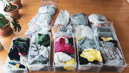 Ropa desorganizada en cajas y bolsa de vacío.