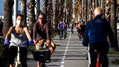 Citizens on Barcelona’s Paseo Marítimo on Saturday morning.
