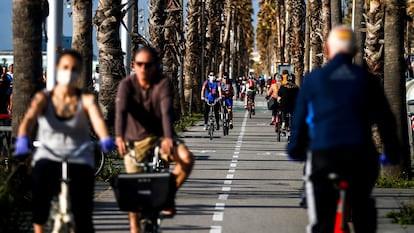 Citizens on Barcelona’s Paseo Marítimo on Saturday morning.