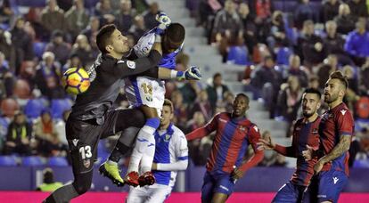 Olazabal y Beauvue luchan por un balón.