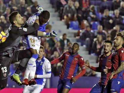 Olazabal y Beauvue luchan por un bal&oacute;n.