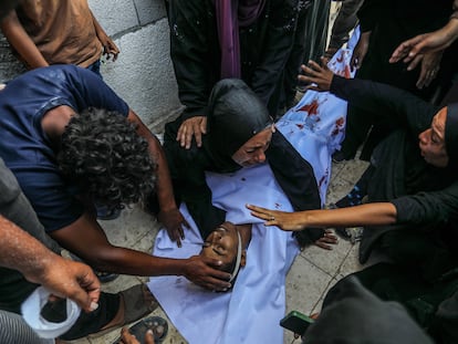 Ciudadanos palestinos lloran la muerte de uno de sus familiares en un ataque israelí contra Yan Junis, este viernes en Gaza.