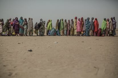 Um grupo de refugiadas internas recém-chegadas ao campo de Muna Garage, nos arredores de Maiduguri, na Nigéria.