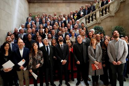 El presidente del Parlament, Roger Torrent (c), junto al conseller de Educación, Josep Bargalló (3d), el Síndic de Greuges, Rafael Ribó (2i), la presidenta de la FMC Llüisa Moret (2d) y el presidente de la ACM, David Saldoni (d), posa junto a los alcaldes y parte de la comunidad educativa tras firmar hoy en el Parlament el pacto contra la segregación escolar.