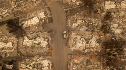 De acordo com os cálculos mais recentes, o incêndio queimou um total de 10.321 edifícios, 8.650 deles residências particulares, e arrasou com 56.655 hectares. Na imagem, casas carbonizadas vistas de cima na localidade californiana de Paradise, no dia 15 de novembro.