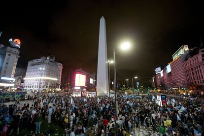 Los partidarios del candidato presidencial Mauricio Macri celebran su victoria en la plaza del Obelisco de Buenos Aires.