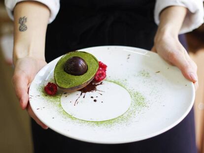 En este aguacate de chocolate, la cáscara es chocolate temperado, el relleno es una mousse de aguacate, lima y té matcha y el hueso es un bombón relleno de frambuesa.