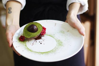 En este aguacate de chocolate, la cáscara es chocolate temperado, el relleno es una mousse de aguacate, lima y té matcha y el hueso es un bombón relleno de frambuesa.