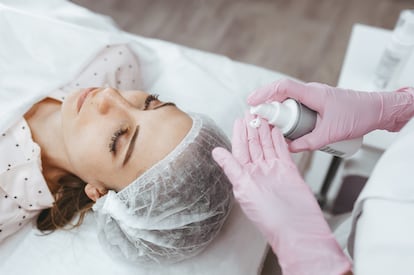 Una mujer a punto de recibir un tratamiento facial.