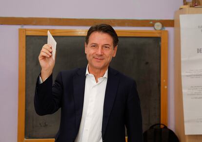 El ex primer ministro italiano y líder del Movimiento Cinco Estrellas, Giuseppe Conte, votaba en Roma. Italia celebra sus elecciones generales anticipadas este domingo tras la dimisión de su primer ministro en julio.