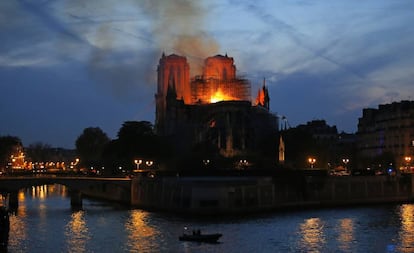 El foc devorant la catedral de Notre-Dame, dilluns a París.