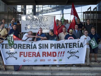 Vigilantes de seguridad despedidos, en la sede de la Tesorería de la Seguridad Social en Sevilla.