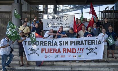 Vigilantes de seguridad despedidos, en la sede de la Tesorería de la Seguridad Social en Sevilla.