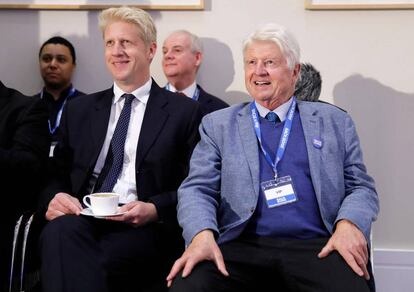 Jo Johnson y su padre, Stanley, escuchan a Boris durante un momento de la campaña por el liderazgo del Partido Conservador, el pasado 12 de junio.