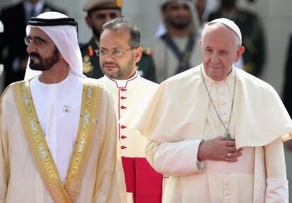 El Papa también ha instado al mundo musulmán --dirigentes políticos, religiosos y universitarios-- a condenar sin ambigüedad el terrorismo, fuente principal de islamofobia. En la foto, Francisco se encuentra junto al Jeque Mohammad Bin Rashid Al Maktoum, Vicepresidente y Primer Ministro de los Emiratos Árabes Unidos y Gobernador de Dubai, durante una ceremonia de bienvenida en el Palacio Presidencial el 4 de febrero de 2019.