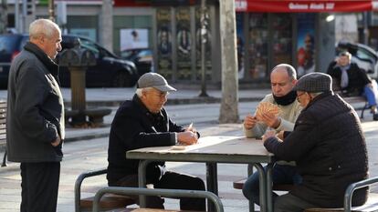 Un grupo de personas mayores juega a las cartas en Madrid.