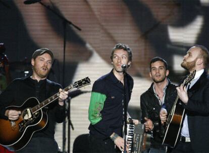 El grupo británico Coldplay durante su interpretación de la canción de Neil Diamond 'I'm a Believer' durante el homenaje a éste el viernes pasado en Los Ángeles