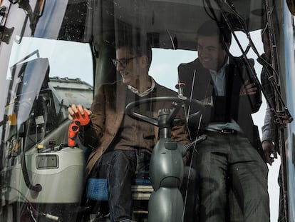El ministro de Presidencia, Justicia y Relaciones con las Cortes, Félix Bolaños, subido a un vehículo agrícola durante su visita este viernes a la Cooperativa Lácteas Unidas, en Ribadeo (Lugo).