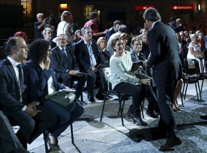 Artur Mas i Ada Colau a la plaça Sant Jaume de Barcelona.