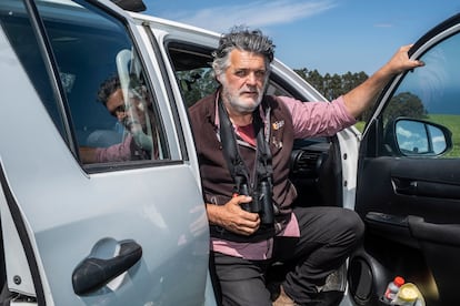 
Ernesto Álvarez, presidente de Grefa, en el todoterreno con el que se mueve por la cornisa cantábrica para vigilar al pigargo. 
