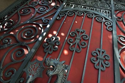 Detalle de la forja en hierro de la puerta el estudio Balaciart, en el barrio de Gràcia.