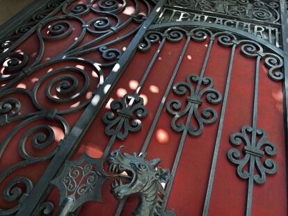 Detalle de la forja en hierro de la puerta el estudio Balaciart, en el barrio de Gràcia.