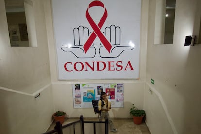 Alaín Pinzón llega a la Clínica Condesa, donde ofrece servicios de prevención de VIH, acompañamiento y apoyo integral como parte de su organización VIHve Libre.