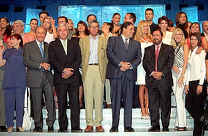 Javier González Ferrari (tercero por la derecha en la primera fila), junto a algunos profesionales de la cadena.