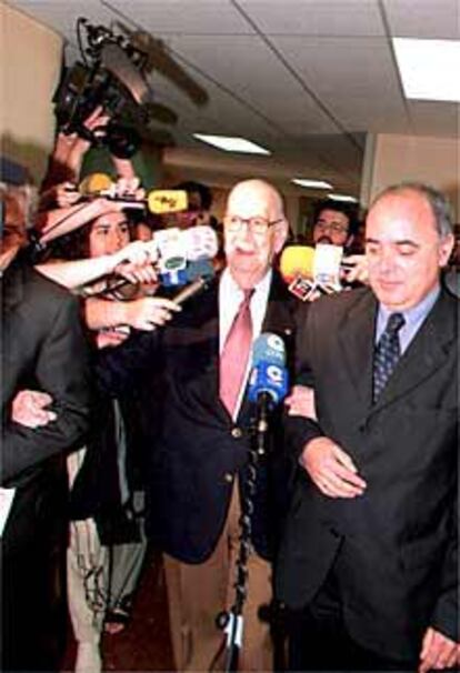 Camilo José Cela, con Carlos Revés (a la derecha), director de Planeta, ayer, en los juzgados de Barcelona.