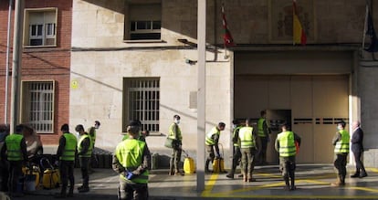 Militares desinfectan la cárcel vizcaína de Basauri, una en las que se reabrirán los talleres productivos. Imagen del 15 de abril.