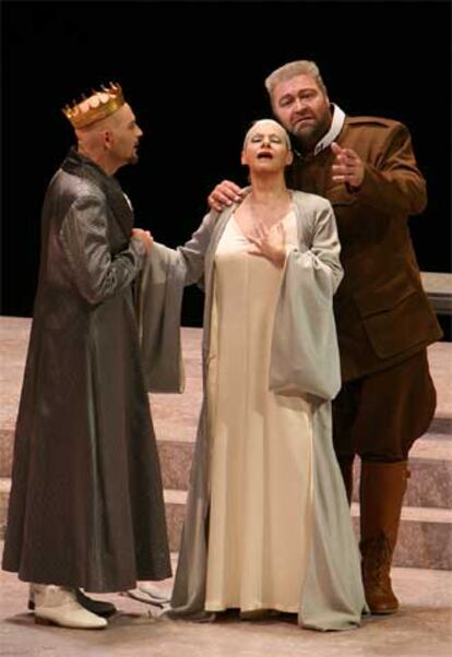 El rey Gunther, su hermana Gutrune y Hagen abren <i>El ocaso de los dioses</i> ayer en Bayreuth (Alemania).