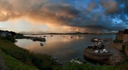 La fotografía 'Esperando la tormenta' llega desde Roundstone-Galway, en Irlanda y su autor comenta: "Roundstone, un pequeño puerto en la costa de Connemara (Galway-Irlanda) y un tiempo a tono con la tradición irlandesa. Entre chaparrón y chaparrón, una luz inigualable"