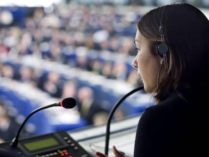 Tradutora trabalha durante sessão do Parlamento Europeu.