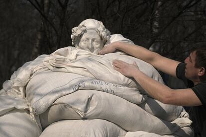 Un trabajador municipal cubre una estatua con sacos de arena, en Kiev. El Gobierno británico anunció este jueves una nueva batería de sanciones a 65 empresas, oligarcas y políticos rusos, entre ellos Polina Kovaleva, hijastra del ministro de Exteriores ruso, Sergei Lavrov, que tiene propiedades en Londres.