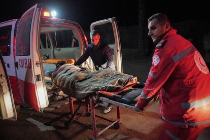 Equipos de ambulancia de la Sociedad de la Media Luna Roja Palestina evacúan a 24 heridos del Hospital Al-Amal en Jan Yunis, el 26 de febrero de 2024.