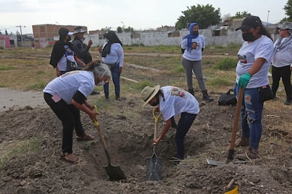 Personas buscan familiares desaparecidos al sur de Guadalajara (Estado de Jalisco), en febrero de 2022.