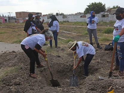 Personas buscan familiares desaparecidos al sur de Guadalajara (Estado de Jalisco), en febrero de 2022.