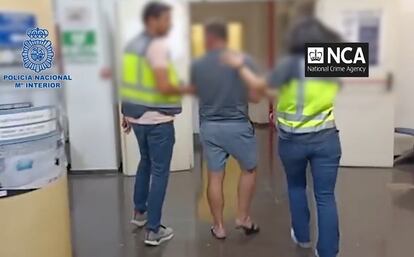 Dos agentes de la Policía Nacional trasladan a Liam Christopher Byrne tras su arresto en Mallorca, en una imagen facilitada por el Ministerio del Interior.