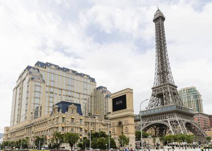 <strong>Paris Las Vegas Casino, Hotel & Resort, en Las Vegas (EE.UU.).</strong> Un edificio que, en realidad, es solo fachada y todo fachada. Por eso puede permitirse el lujo de hacer este <em>totum revolutum</em> afrancesado de acero y cartón piedra. |