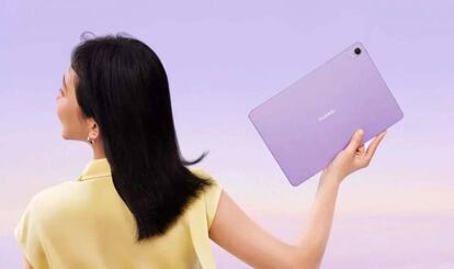 Mujer con el Huawei MatePad Air