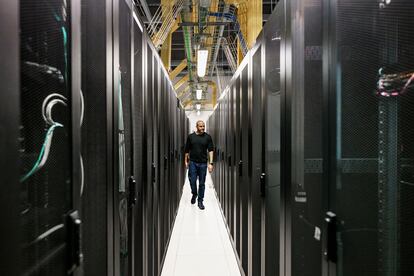 Jorge Román camina por la infraestructura de la empresa Stackscale, situada en el centro de datos de la compañía Interxion, en Madrid.