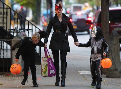 La actriz Kate Winslet acompaña a sus hijos, Mia y Joe, a una fiesta de Halloween en Nueva York.