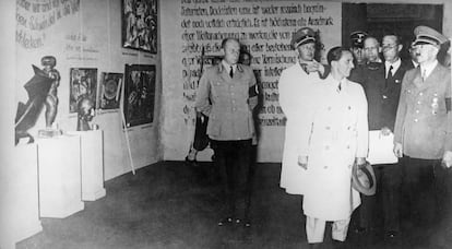 Adolf Hitler y su ministro de Educacin y Propaganda, Joseph Goebbels, inauguran la muestra Arte degenerado en 1937.