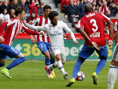 El centrocampista del Real Madrid Isco Alarcón (c) marca el primer gol del equipo ante el Sporting de Gijón.