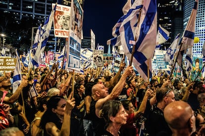 Manifestación contra Benjamín Netanyahu y en favor de un acuerdo para traer de vuelta a los rehenes israelíes en Gaza, el pasado junio en Tel Aviv.