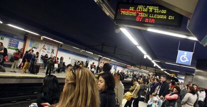 Viajeros esperan en la estación de Sol durante los paros del día 15.