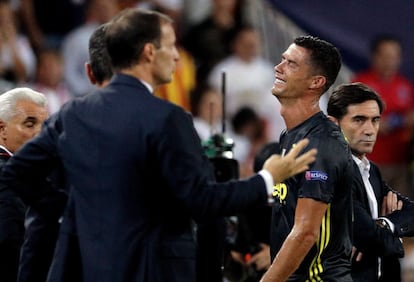 Cristiano Ronaldo se lamenta tras su expulsión.